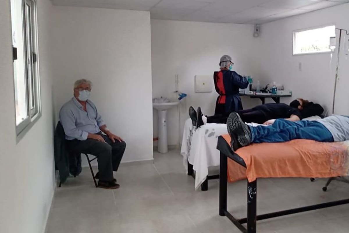Un grupo de pacientes son asistidos en el Hospital Municipal Emilio Zerboni