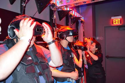 Un grupo de participantes se prepara para una sesión en The Void, la experiencia de realidad virtual que busca estimular todos los sentidos