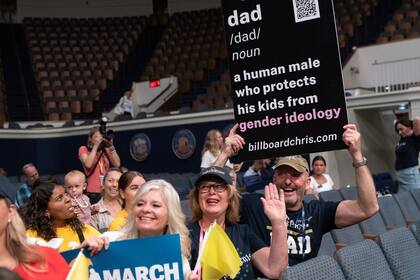 Un grupo de participantes sostienen sus carteles en la cumbre nacional de Moms for Liberty en Washington, el sábado 31 de agosto de 2024. (AP Foto/Jose Luis Magana)