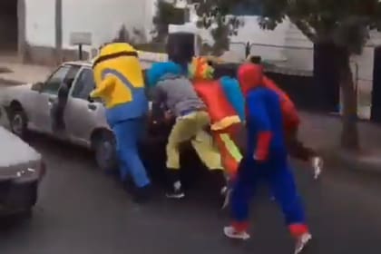 Un grupo de payasos empujó un auto y el video se viralizó rápidamente