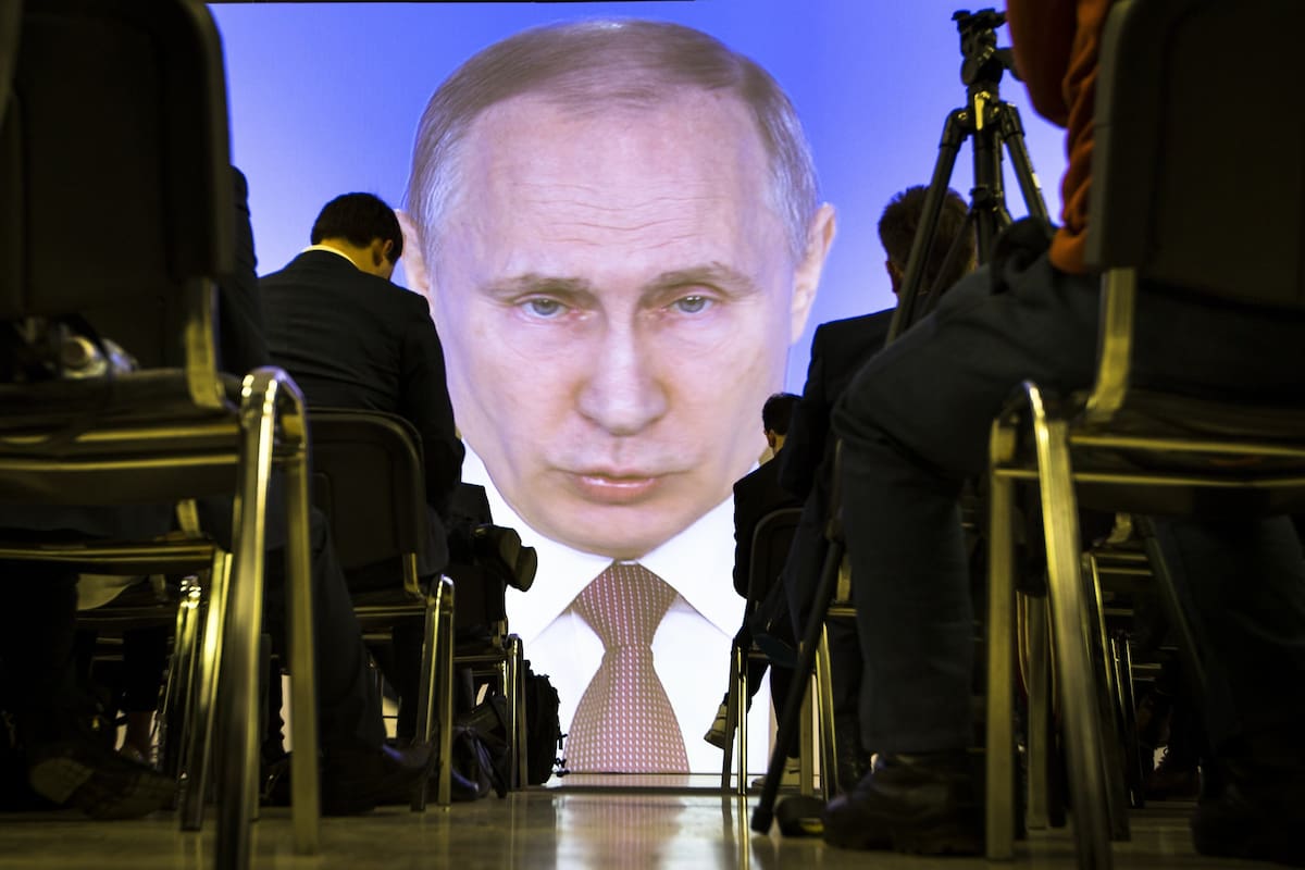 Un grupo de periodistas escucha el mensaje anual de Putin, ayer, En Moscú