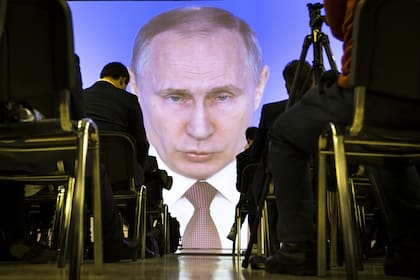 Un grupo de periodistas escucha el mensaje anual de Putin, ayer, En Moscú