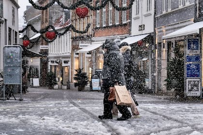 Un grupo de personas, bajo la nieve danesa en Aalborg