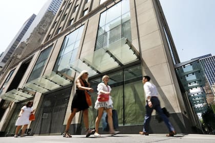 Un grupo de personas camina en frente de la antigua tienda de Gap en la Quinta Avenida de Nueva York