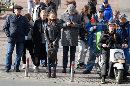 Un grupo de personas camina por las calles de Kiev, Ucrania, el 21 de octubre de 2021. El país tiene una de las tasas de vacunación contra el Covid-19 más bajas en Europa y unas de las más altas cifras de contagios diarios del continente