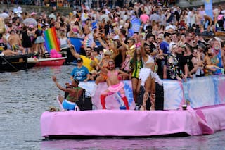 Cientos de miles se alinean en canales de Ámsterdam para el desfile anual del Orgullo