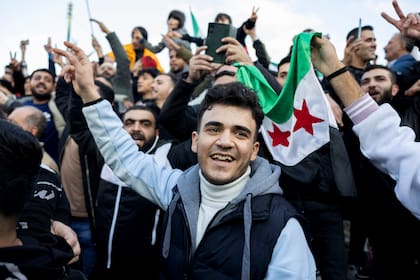 Un grupo de personas celebra la caída del presidente sirio Bashar Assad en Atenas, Grecia, el 8 de diciembre del 2024.