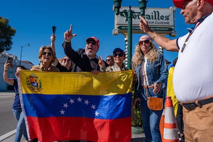 Un grupo de personas celebran, tras la captura del presidente venezolano Nicolás Maduro, afuera del restaurante Versailles Cuban Cuisine en Miami el 3 de enero del 2026.