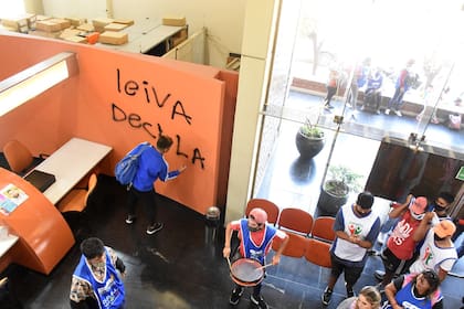 Un grupo de personas con pecheras de la CTA atacó las instalaciones del Diario de Río Negro