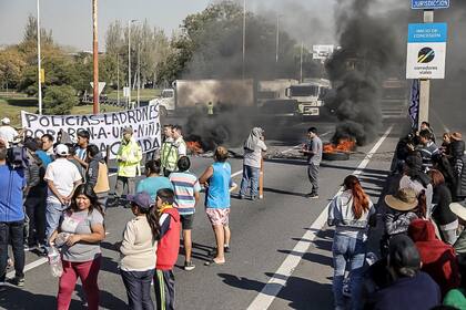 Un grupo de personas cortó la autopista Riccheri ante la pasividad policial