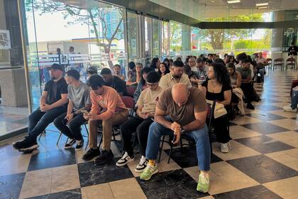 Un grupo de personas en la comisión electoral de Puerto Rico en San Juan, Puerto Rico, el 17 de septiembre de 2024. (Foto AP/Danica Coto)