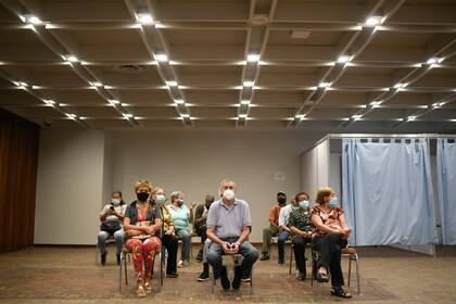Un grupo de personas esperan por una dosis de la vacuna Sputnik V contra el COVID-19 durante una campaña de vacunación para personas mayores, en el hotel Alba Caracas en Caracas, Venezuela, el sábado 29 de mayo de 2021. (Foto AP/Matías Delacroix)