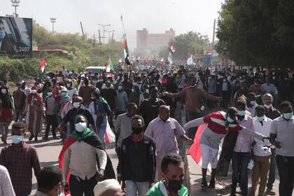 Un grupo de personas participa en una protesta contra la toma de posesión militar de octubre y el posterior acuerdo que restituyó al primer ministro Abdalla Hamdok, pero excluyó al movimiento en Jartum, Sudán, el domingo 19 de diciembre de 2021. (AP Foto/Marwan Ali)