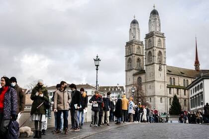 Un grupo de personas participan en un referéndum sobre el COVID en Zúrich, Suiza, el 28 de noviembre de 2021.  (Michael Buholzer/Keystone via AP)