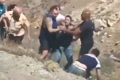 Un grupo de personas protagonizaron una feroz pelea luego de que un conductor intentara adelantarse en la fila para cruzar de Mendoza a Chile