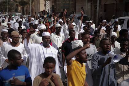 Un grupo de personas protesta en Jartúm, la capital de Sudán, tras un golpe de Estado militar a principios de semana, el People 29 de octubre de 2021. (AP Foto/Marwan Ali)