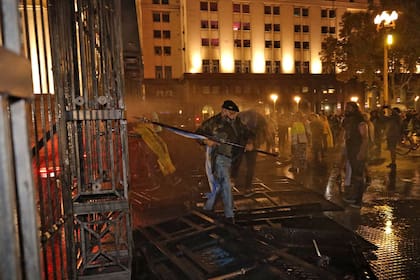 Un grupo de personas que niega las restricciones informadas por el Gobierno choca contra la policía frente a la Casa Rosada