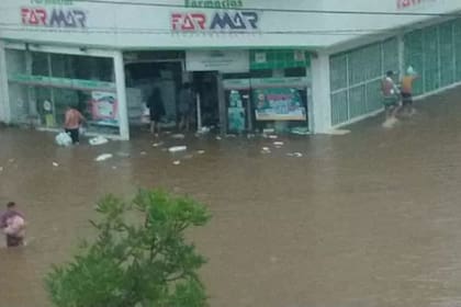 Un grupo de personas robó en una farmacia mientras la ciudad de Corrientes está bajo el agua