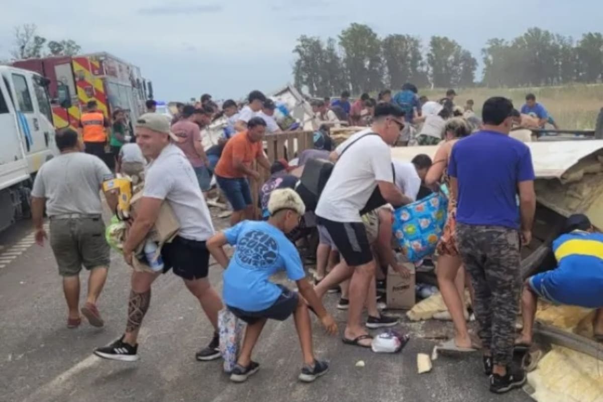 Un grupo de personas saqueó la mercancía que transportaba el camión por la ruta nacional 8