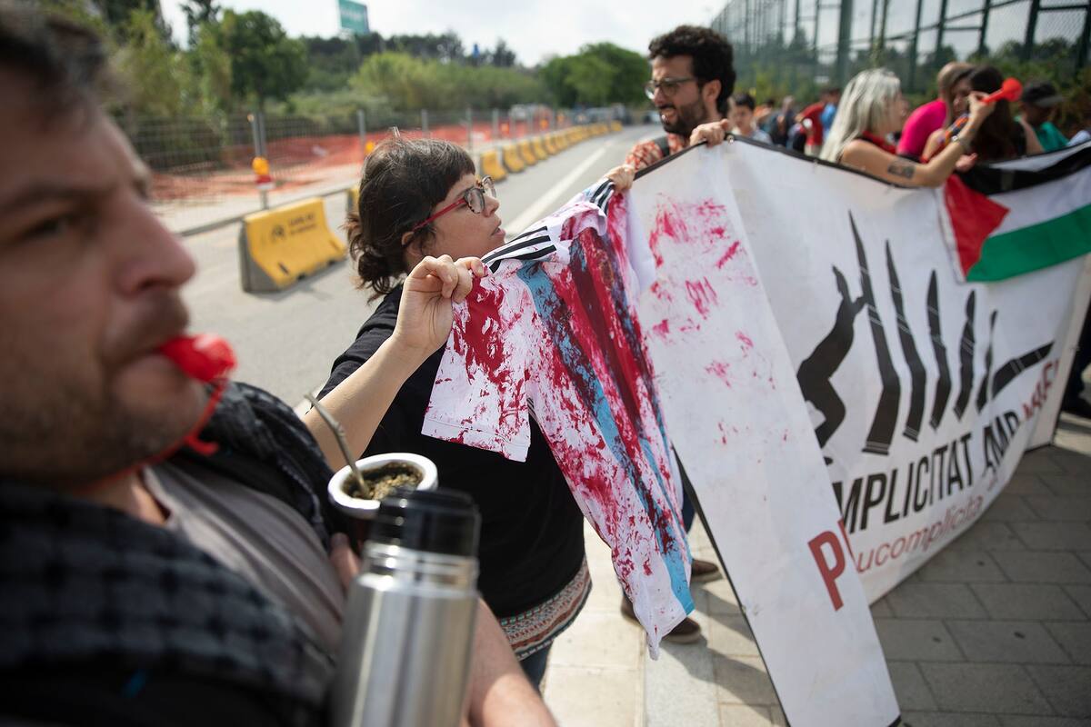 Un grupo de personas se manifiesta frente a la ciudad deportiva Joan Gamper, donde entrena el seleccionado argentino