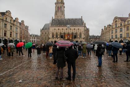 Un grupo de personas se reúne para rendir homenaje al profesor francés Dominique Bernard en su funeral, en Arras, Francia, el jueves 19 de octubre de 2023