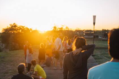 Un grupo de personas se sumó al desafío de las 5AM del sistema de bienestar Awake para contemplar la salida del sol en el corredor vial de Vicente López