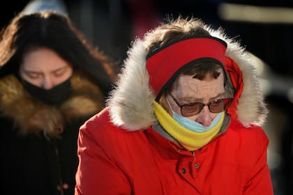 Un grupo de personas sufriendo las gélidas temperaturas el 11 de enero de 2022, en Portland, Maine. (Foto AP/Robert F. Bukaty)