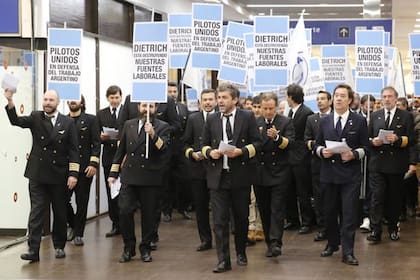 Un grupo de pilotos protestaron con pancartas y repartieron folletos, ayer, en Aeroparque