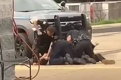 Un grupo de policías en Arkansas, Estados Unidos, arrestaron a un hombre y lo dejaron al borde de la muerte tras una brutal golpiza