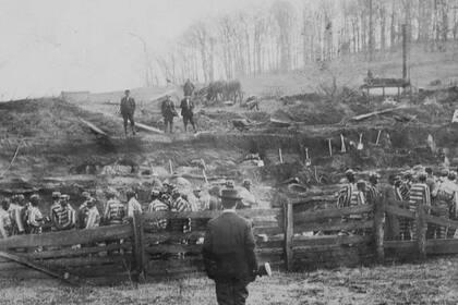 Un grupo de presos encadenados fotografiados en 1909