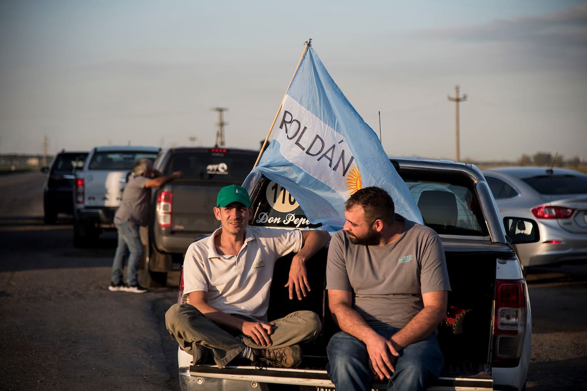 Un grupo de productores autocombocados se reunio esta tarde en la intereseccion de las rutas 34 y AO12 a 40 kms de Rosario para definir acciones a seguir por el anuncio del Gobbierno de aumentar las retenciones y prohibir las exportaciones de harina y aceite de soja.