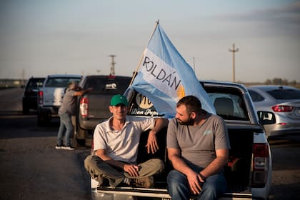 Un grupo de productores autocombocados se reunio esta tarde en la intereseccion de las rutas 34 y AO12 a 40 kms de Rosario para definir acciones a seguir por el anuncio del Gobbierno de aumentar las retenciones y prohibir las exportaciones de harina y aceite de soja.