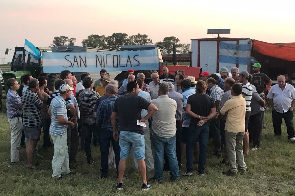 Un grupo de productores que ayer ya estaba en San Nicolás para la asamblea nacional de hoy