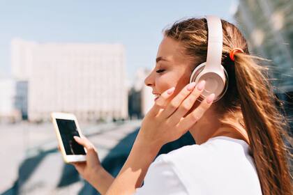 Un grupo de psicólogos de la Universidad de California se propuso investigar las canciones que quedan atrapadas en la mente y se repiten en bucle de manera automática: el resultado es sorprendente (Archivo)