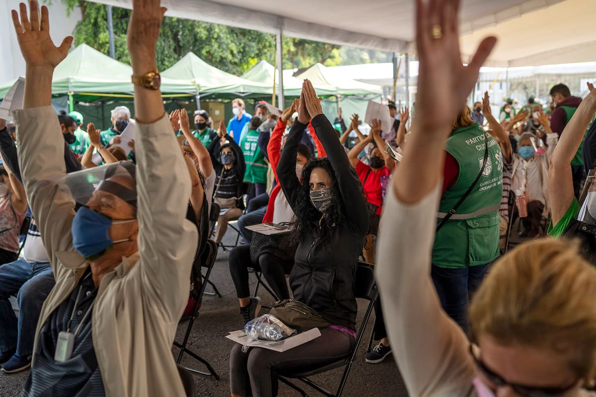 Un grupo de recién vacunados celebra tras recibir la segunda dosis de AstraZeneca en la ciudad de México