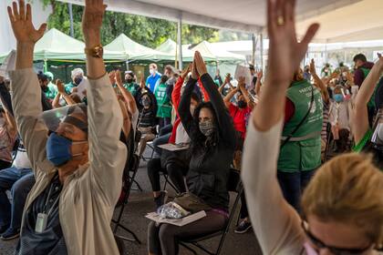 Un grupo de recién vacunados celebra tras recibir la segunda dosis de AstraZeneca en la ciudad de México