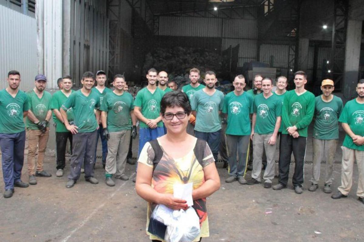Un grupo de recolectores de residuos tuvo un emotivo gesto que llenó de alegría a una mujer jubilada (Foto: Jornal VS)