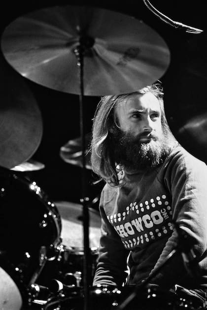 Un grupo de reconocidos músicos, incluyendo a Charly García, viajaron desde el país en un insólito tour para no perderse al grupo de Phil Collins