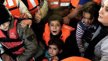 Un grupo de refugiados sirios tras naufragar cerca de Lesbos