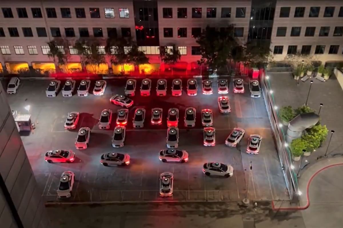 Un grupo de robotaxis Waymo intentando estacionar a las 4 am