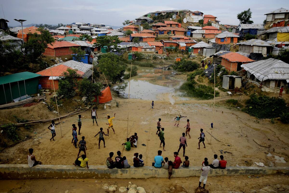 Un grupo de rohingyas juegan en un campo de refugiados en Bangladesh
