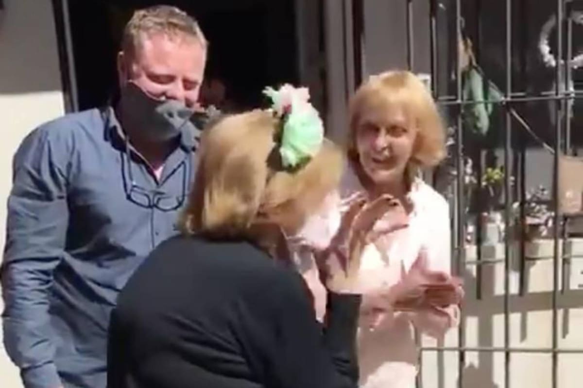 Un grupo de seis amigas no se veían desde hace ocho meses por la pandemia. Por el cumpleaños de 80 de la mayor de ellas se reencontraron y su reacción sorprendió a todos