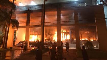 Un grupo de senadores oficialistas de Paraguay aprobó ayer la reelección presidencial en una reunión a puertas cerradas en una oficina, lo que desató acusaciones de quiebre institucional por parte de legisladores opositores