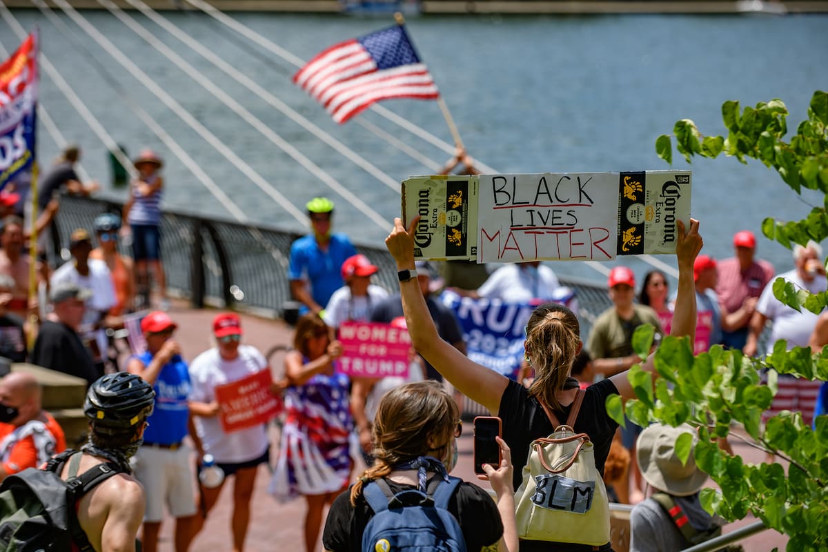 Un grupo de simpatizantes de Trump son enfrentados por manifestantes del movimiento Black Lives Matter