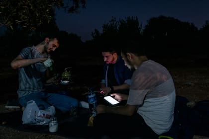 Un grupo de sirios tomando mate