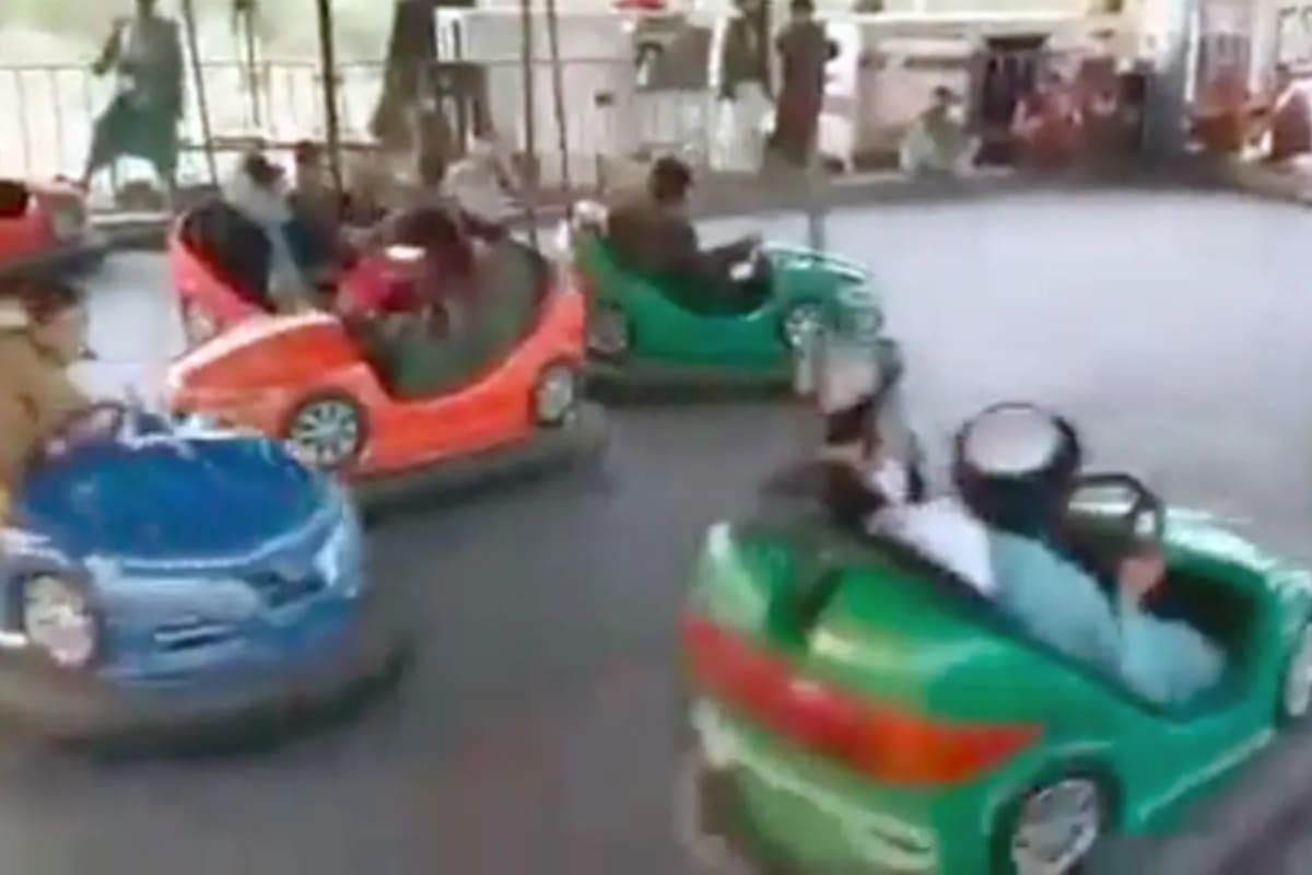 Un grupo de talibanes en un parque de diversiones de Kabul, tras tomar el poder de la capital de Afganistán