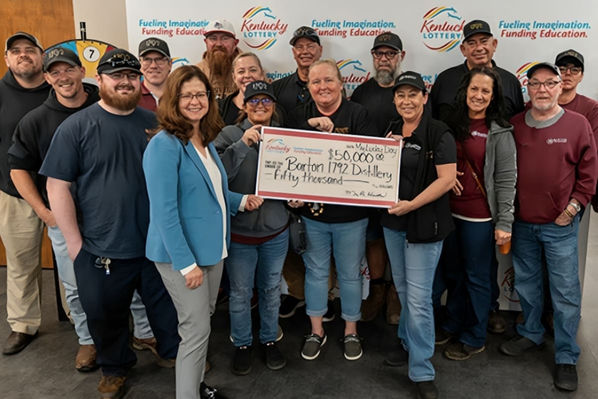 Un grupo de trabajadores no dejó de intentar ganaren Powerball y tuvieron recompensa