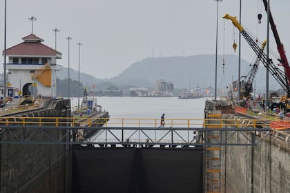 Un grupo de trabajadores realizan labores de mantenimiento en las esclusas de Pedro Miguel del Canal de Panamá