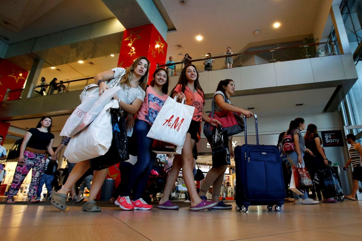 Un grupo de turistas argentinos visitan un centro comercial en Santiago de Chile en 2016. En el último año las visitas al país trasandino cayeron un 45% por la suba del dólar