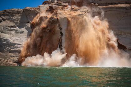 Un grupo de turistas captó el momento en que una enorme roca de un acantilado cae sobre el Lago Powell, situado entre Arizona y Utah en los Estados Unidos